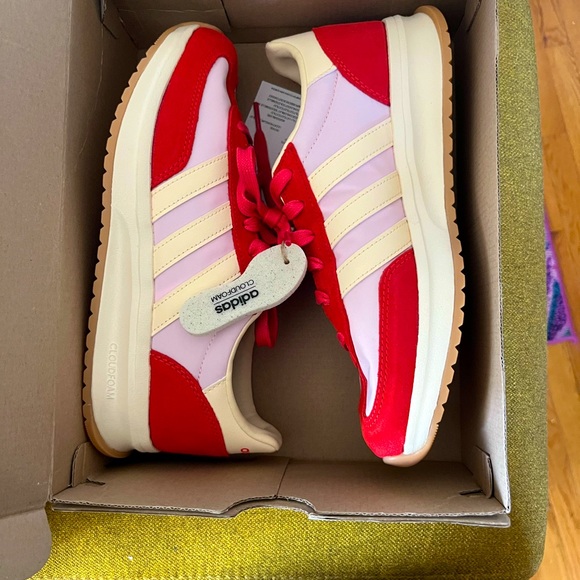 New with box womens Adidas Run 70s 2.0 in red/pink size 7 - Picture 1 of 15